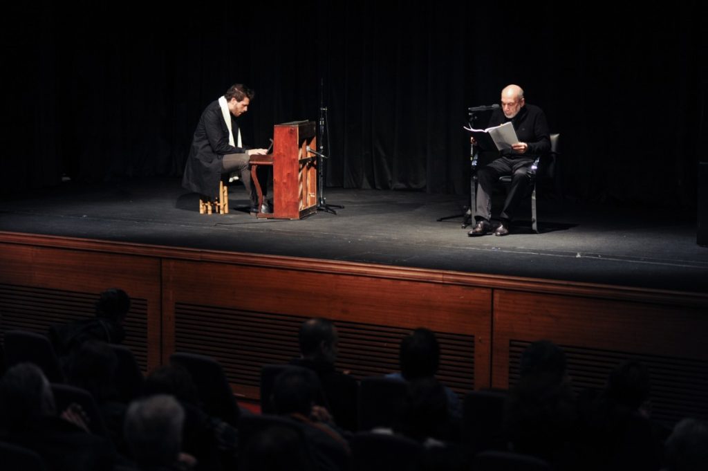 Moguilevsky-junto-a-Arturo-Carrera-presentando-su-Obra-Completa-en-el-auditorio-del-Malba-1024x681