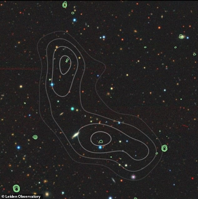 Alcioneo (en la foto) ha sido identificado como una radiogalaxia gigante, que contiene una galaxia anfitriona, junto con chorros masivos y lóbulos que brotan de su centro.