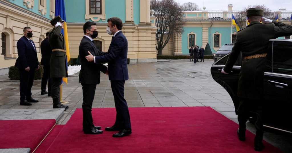 En llamada con Putin, Macron busca solución diplomática en Ucrania