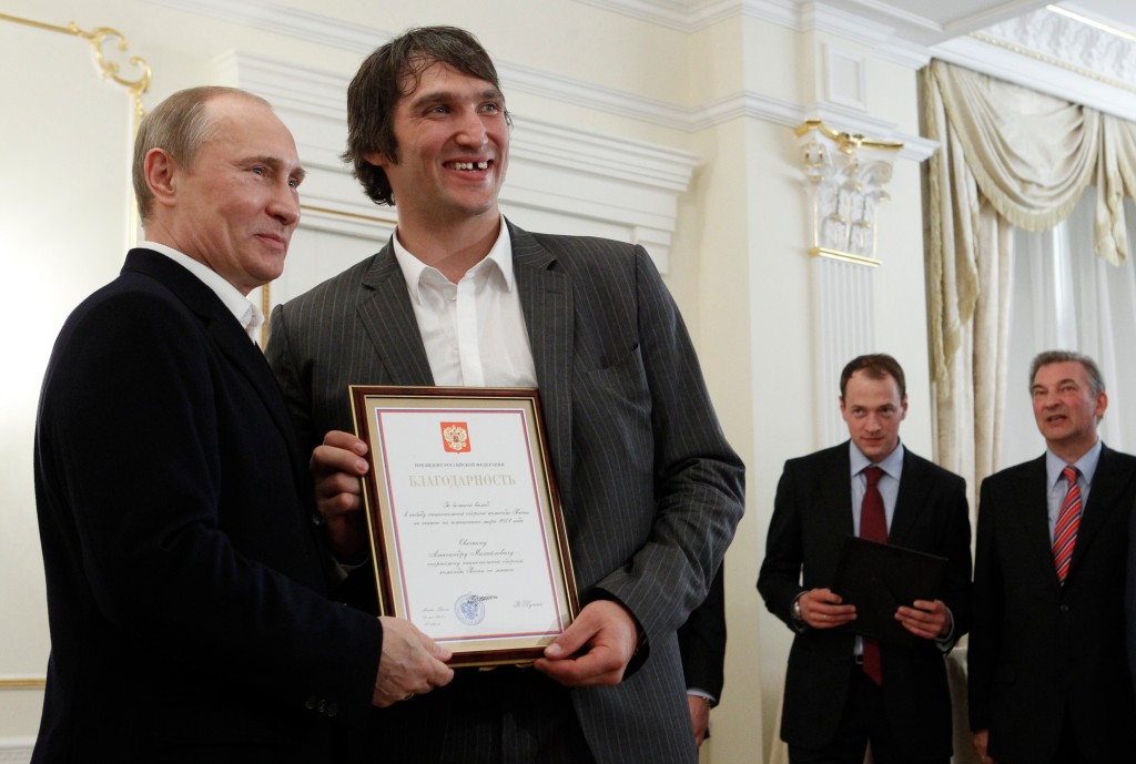 Alex Ovechkin (derecha) tiene una larga relación con Vladimir Putin (izquierda). 