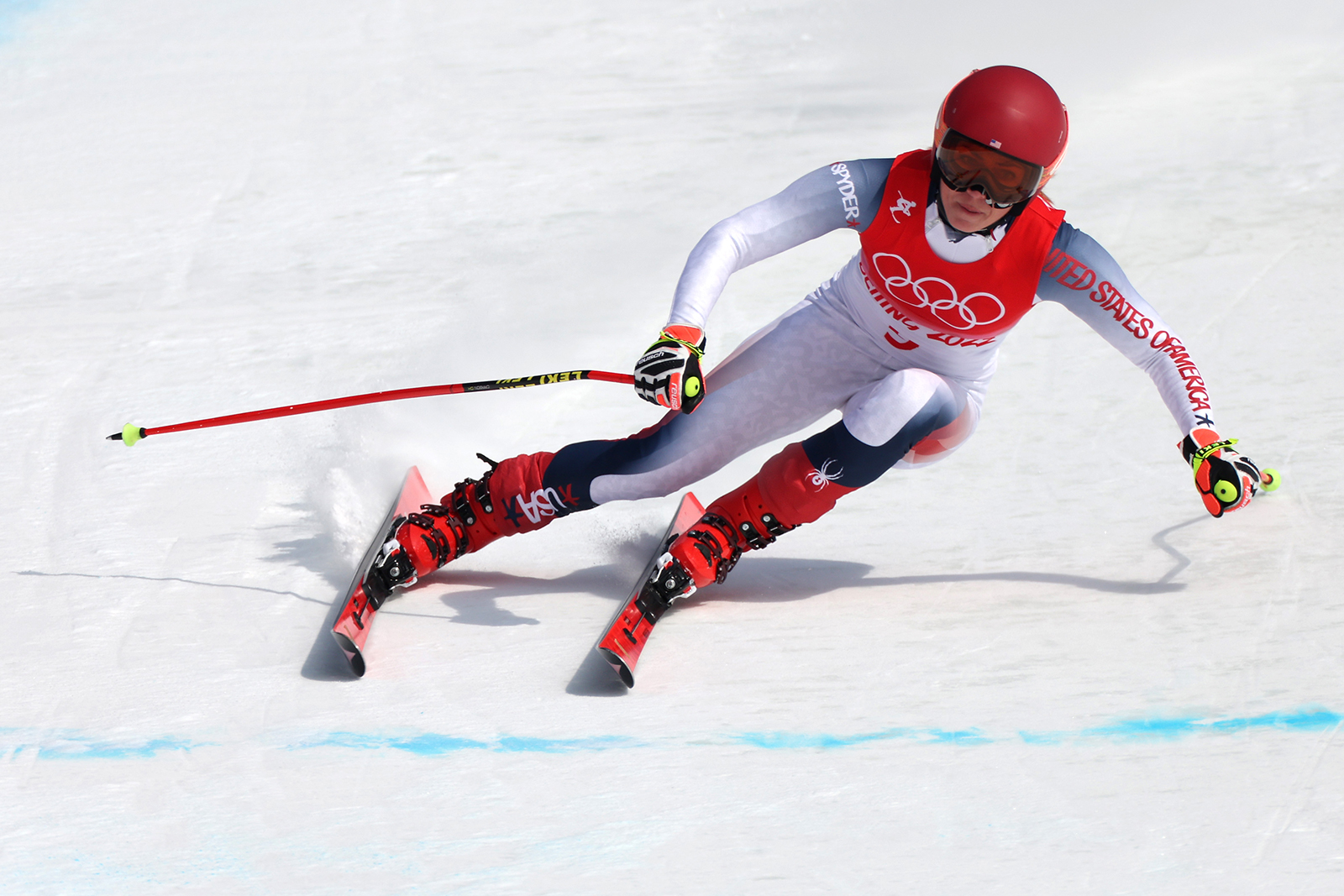 Michaela Shiffrin del equipo de EE. UU. esquía durante el esquí alpino femenino alpino el 17 de febrero.