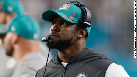 El exentrenador de los Miami Dolphins, Brian Flores, demanda a 3 equipos de la NFL y a 3 equipos por discriminación racial