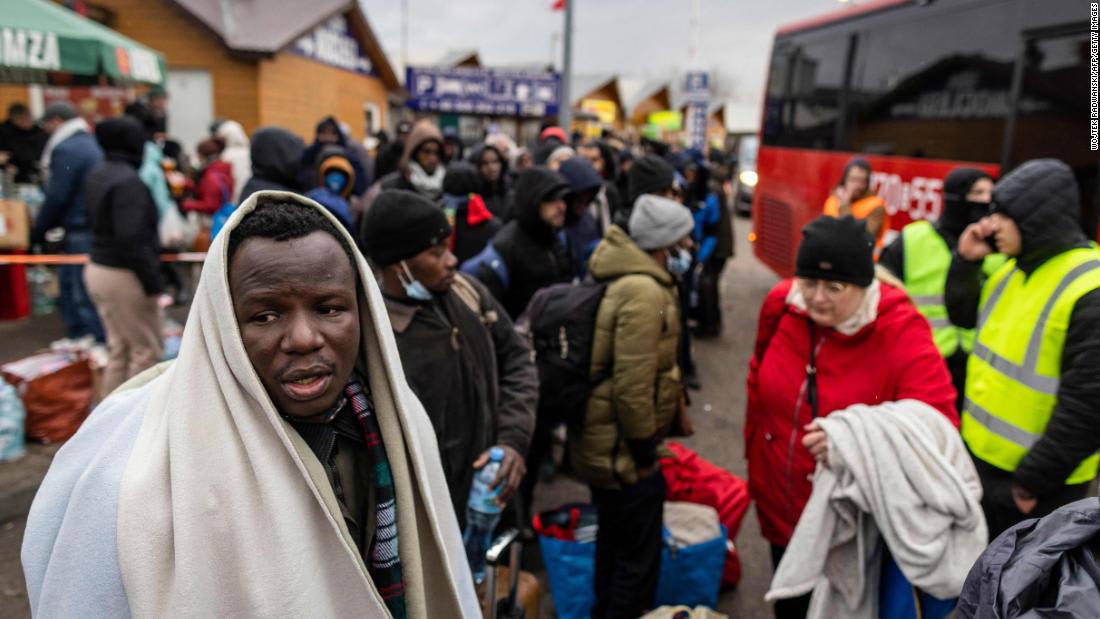 Estudiantes extranjeros que huyen de Ucrania dicen que se enfrentan al racismo en la frontera
