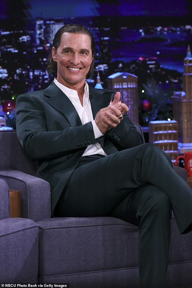 Lo último: Matthew McConaughey, de 52 años, habla sobre su suerte con el crecimiento del cabello en las últimas décadas, usando un ungüento tópico.  Tomada en diciembre en The Tonight Show