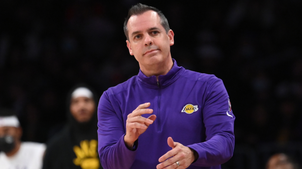 Los Lakers quieren que Russell Westbrook sea relegado al banquillo, pero Frank Vogel se ha resistido hasta ahora, según informe