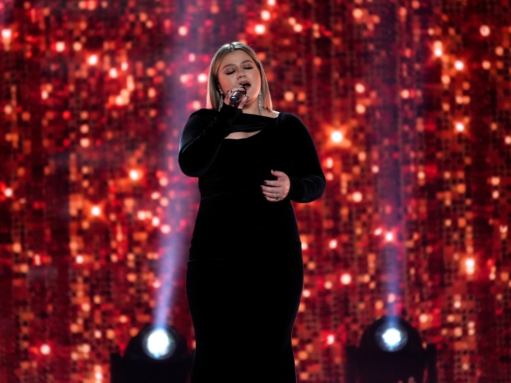 Kelly Clarkson se presenta emocionalmente en los Premios ACM 2022 – SheKnows