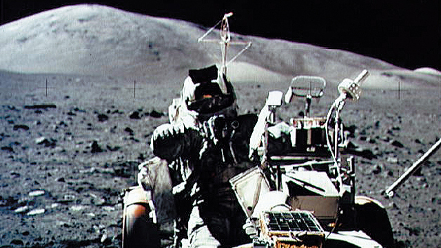 La NASA abre una muestra sellada al vacío que tomó de la luna hace 50 años: NPR