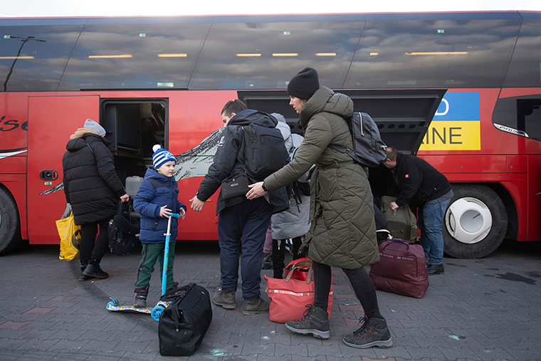 Carolina, que huyó de Poltava, espera con su hijo en un centro de distribución en Przemysl, Polonia, el 10 de marzo, para abordar un autobús con destino a Pforzheim.