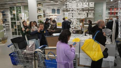 Los compradores hacen fila para pagar sus compras en una tienda IKEA el 3 de marzo de 2022 en Moscú.
