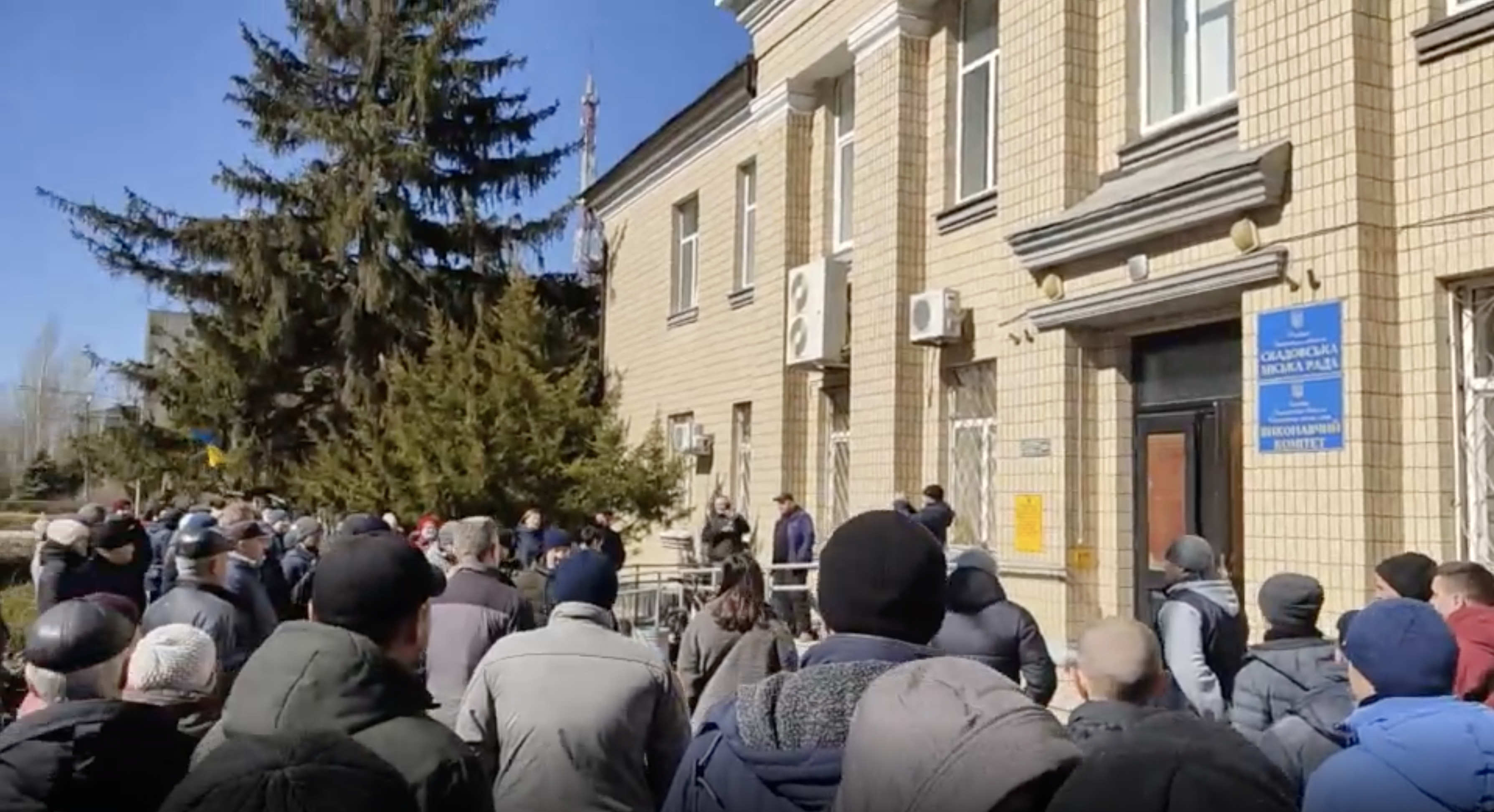 Manifestantes ucranianos en la ciudad ocupada por Rusia de Skadovsk, Ucrania, el 16 de marzo.