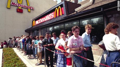 Los rusos hacen fila frente a un restaurante de comida rápida McDonald's en Moscú en 1990. 