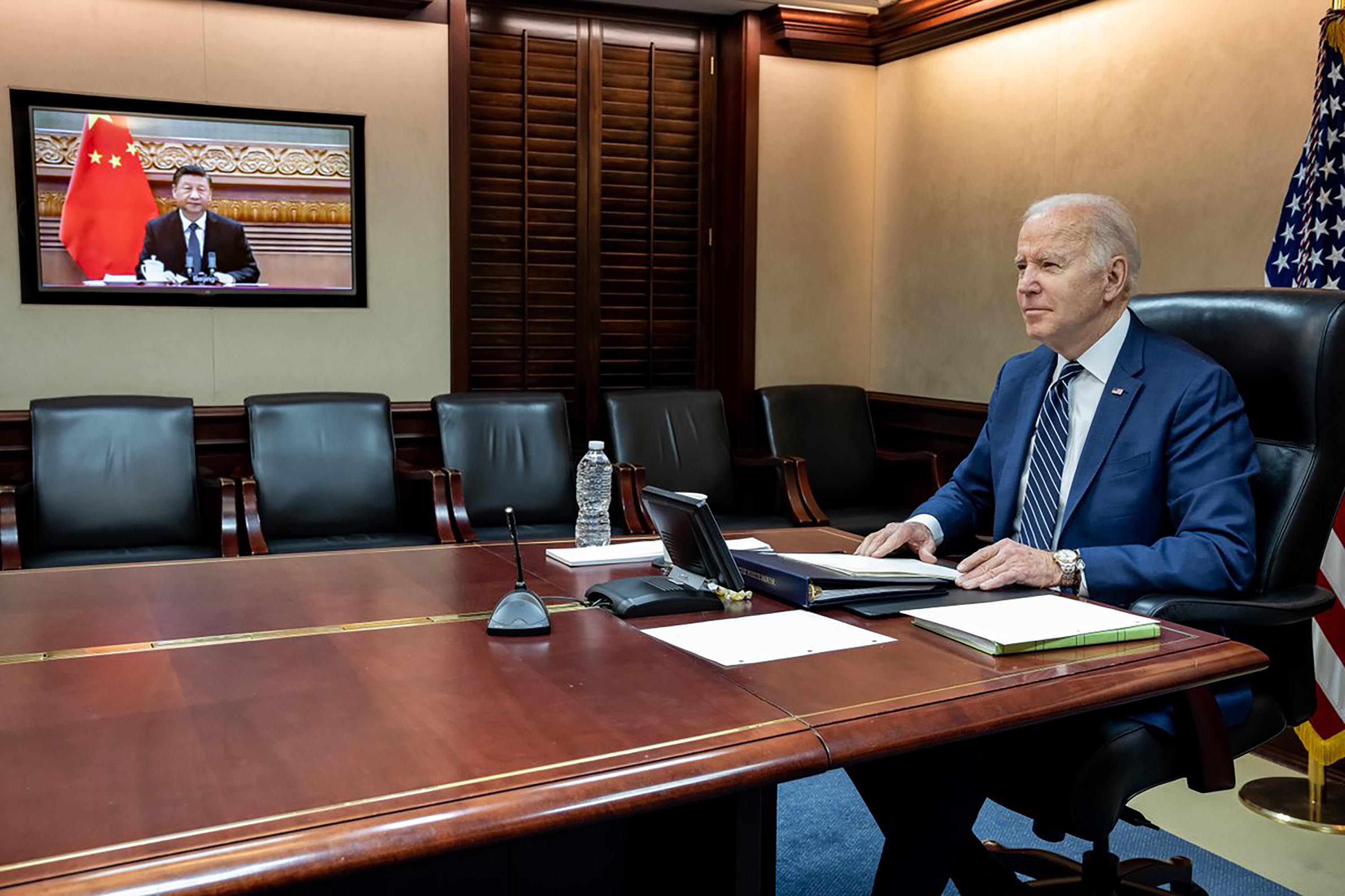 En esta foto publicada por la Casa Blanca, el presidente estadounidense, Biden, habla con el presidente chino, Xi Jinping, el viernes 18 de marzo.
