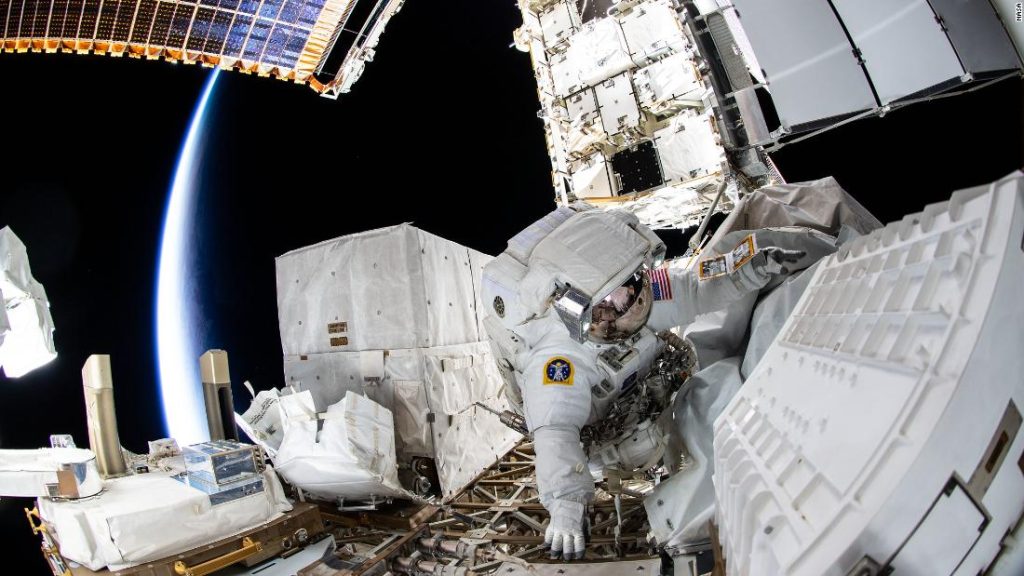 Los astronautas de la NASA hacen caminatas espaciales para proporcionar actualizaciones de energía a la estación espacial