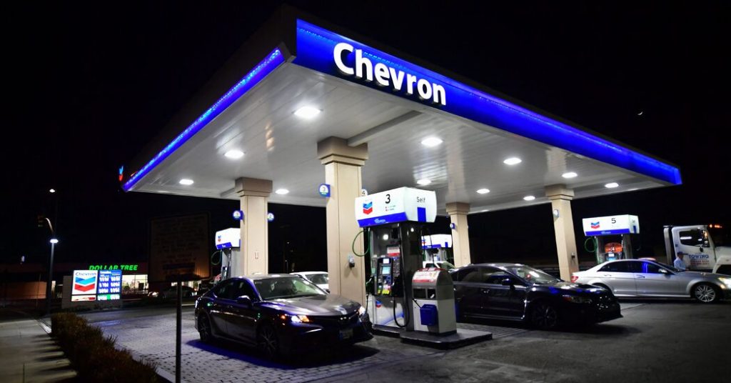 Los precios de la gasolina en EE. UU. se disparan por encima de los 4 dólares el galón