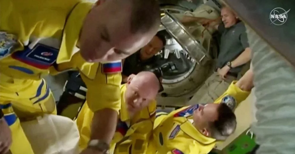 Rusia se burla de la idea de que los astronautas vistieron de amarillo para apoyar a Ucrania