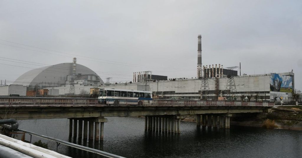 Ucrania culpa a Rusia por cortar la energía a la planta nuclear de Chernobyl y dice que podría causar una ‘descarga nuclear’