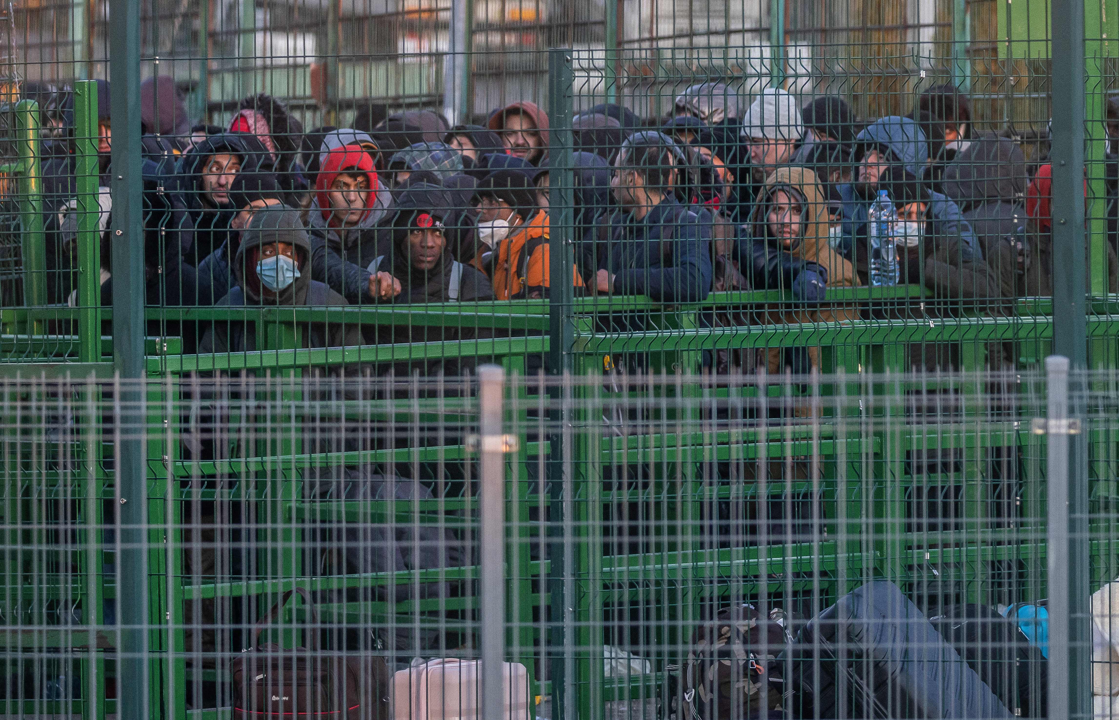 Refugiados de Ucrania hacen fila para llegar a Polonia en el cruce fronterizo de Medica, Polonia, el 28 de febrero.