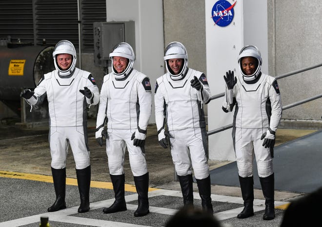 Los astronautas de la tripulación 8 Alexander Grebenkin, Michael Barrett, Matthew Dominick y Janet Epps saludan a los medios mientras se dirigen a la plataforma de lanzamiento el domingo.