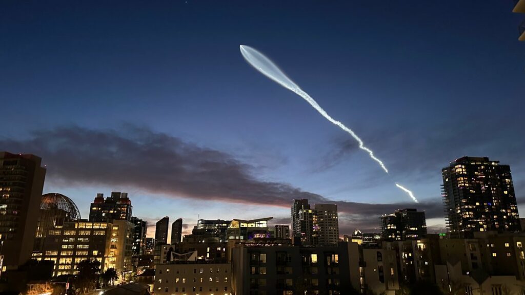 Residentes de San Diego miran asombrados cómo el cohete SpaceX deslumbra el cielo del sur de California - NBC 7 San Diego
