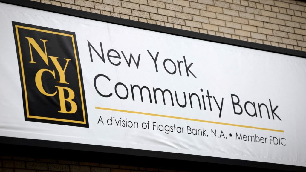 Algunos depósitos en el New York Commercial Bank pueden estar en riesgo después de que Moody's rebajara su calificación nuevamente