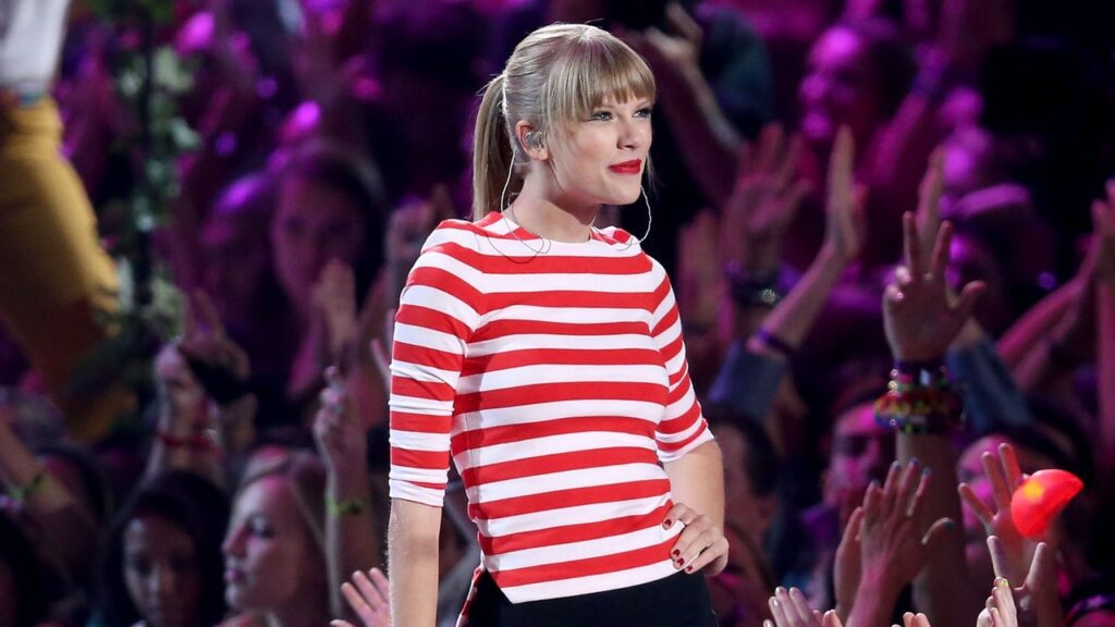 Taylor Swift lució un bikini de rayas completamente rojo de vacaciones con Travis