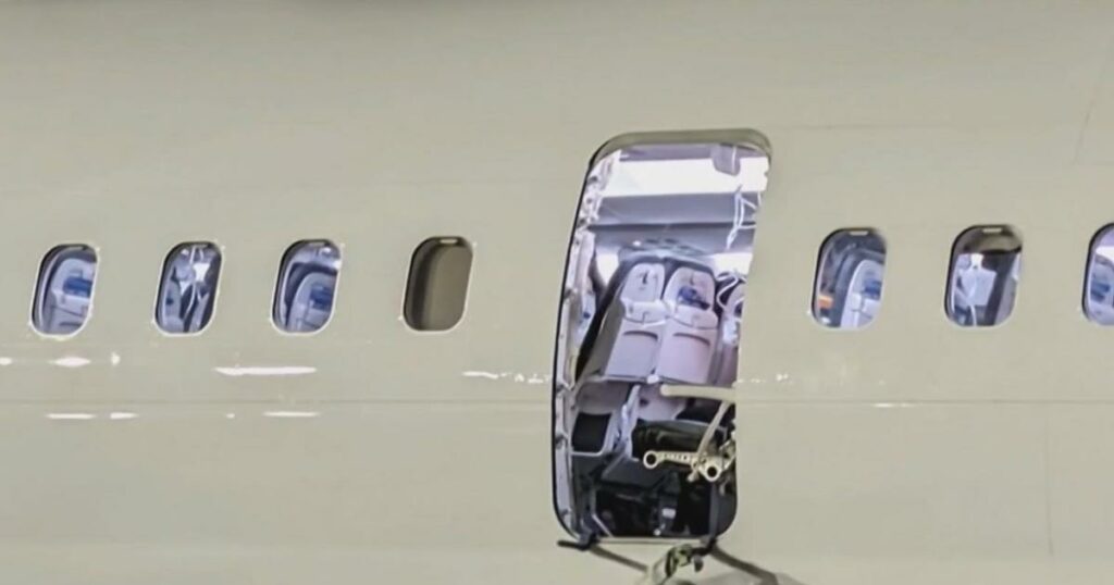 Tres pasajeros del vuelo 1282 de Alaska Airlines, donde se rompió el sello de una puerta, están demandando a la aerolínea y a Boeing por mil millones de dólares.