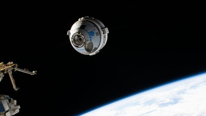 La tripulación CST-100 Starliner de Boeing se acerca a la Estación Espacial Internacional en la misión Orbital Flight Test-2 de la compañía antes de acoplarse automáticamente con el puerto delantero del módulo Harmony.