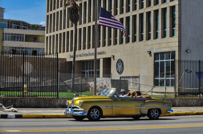 Un automóvil pasa frente a la embajada de Estados Unidos en La Habana, Cuba, el 3 de octubre de 2017. AFP PHOTO / YAMIL LAGEYAMIL LAGE/AFP/Getty Images