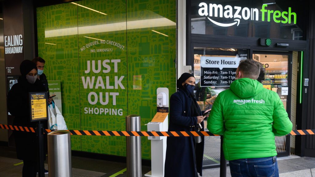Las tiendas de comestibles Amazon Fresh cambian 'Simplemente salgan' por carritos inteligentes: NPR
