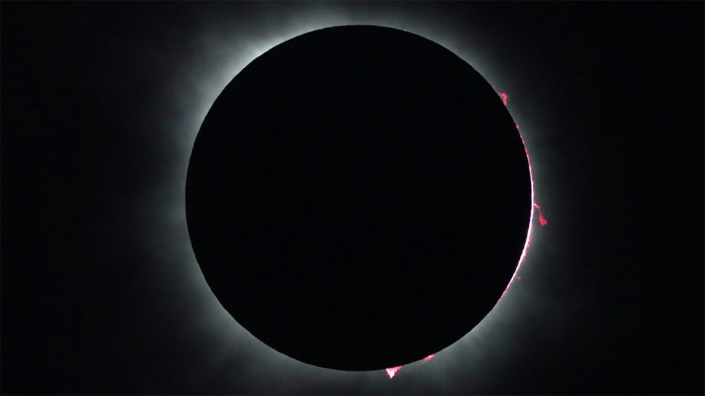¿Qué son esos puntos rojos que emergen del sol durante un eclipse?  – NBC 5 Dallas-Fort Worth