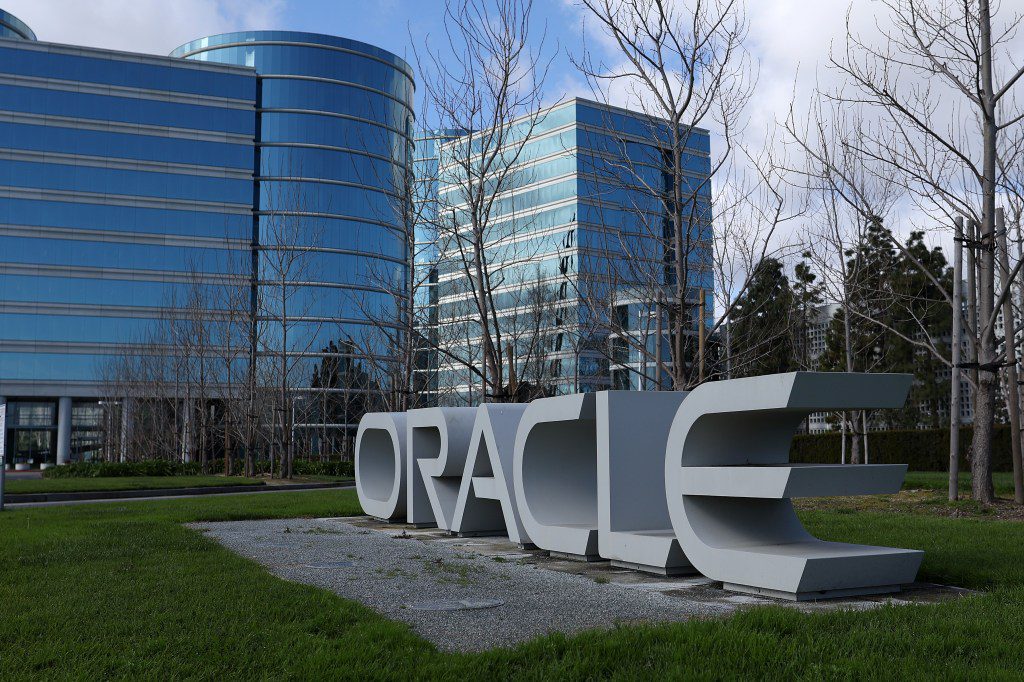Se ve una pancarta de Oracle afuera de la sede de la compañía en Redwood Shores, California, el 11 de marzo de 2024.