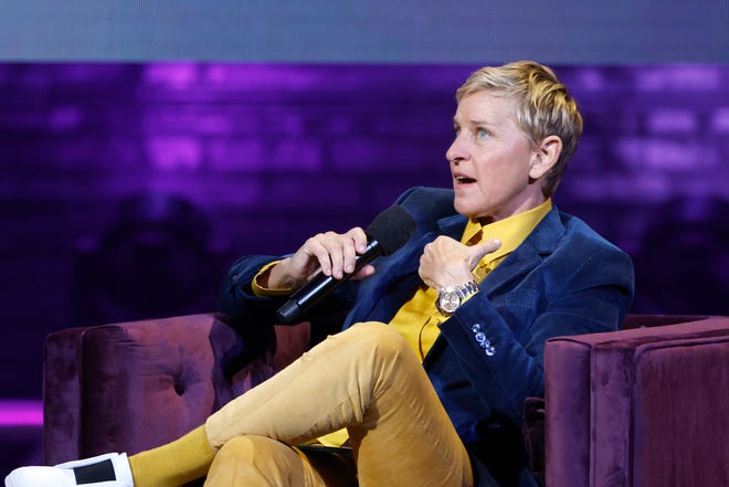 Ellen DeGeneres habla en el escenario durante la gira Michelle Obama: The Light We Carry en el Warner Theatre el 15 de noviembre de 2022 en Washington, DC.