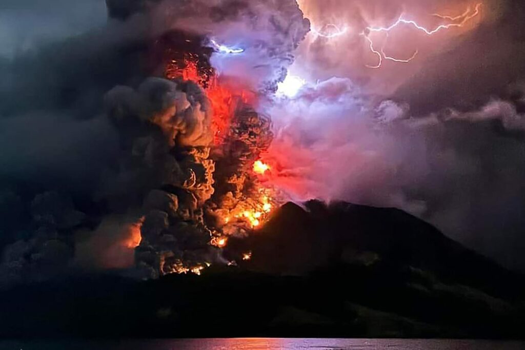 La erupción de un volcán en Indonesia genera alerta de tsunami y órdenes de evacuación