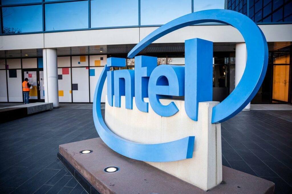 Las pérdidas en las fábricas de Intel aumentan a medida que la compañía planea un costoso regreso