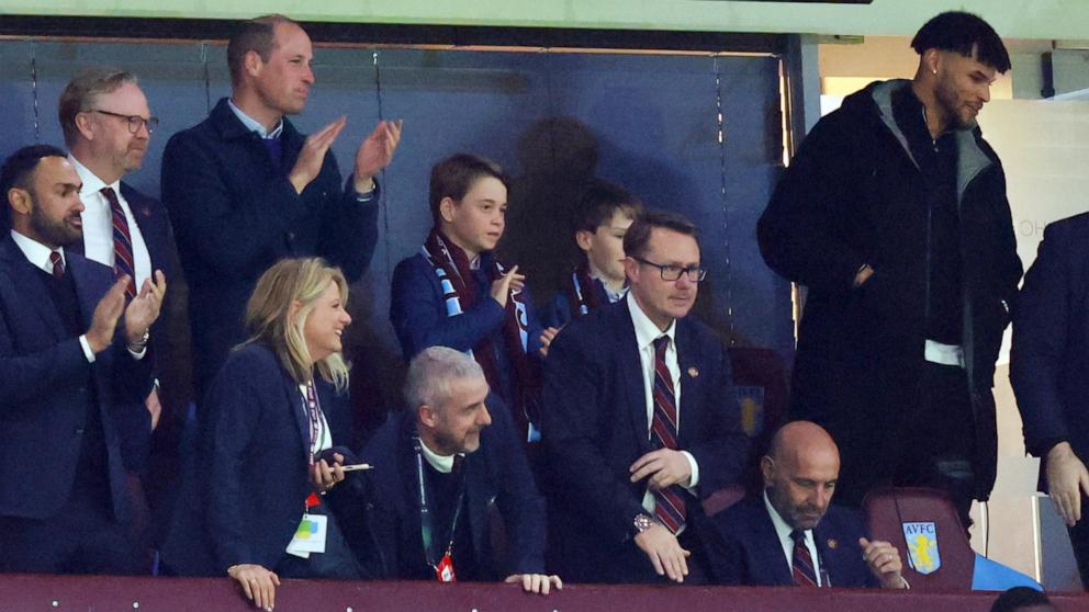 Los príncipes William y George asisten juntos a un partido de fútbol en medio de la batalla de Kate Middleton contra el cáncer.