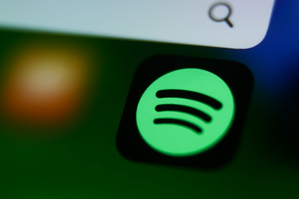Spotify está moviendo silenciosamente las letras de las canciones detrás de un muro de pago
