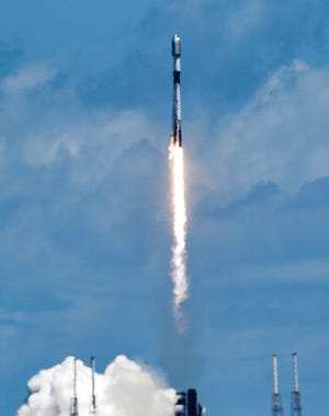 Un cohete SpaceX Falcon 9 despega el lunes desde la Estación de la Fuerza Espacial de Cabo Cañaveral.