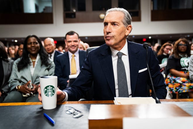 El ex director ejecutivo de Starbucks, Howard Schultz, testifica ante el Comité Senatorial de Salud, Educación, Trabajo y Pensiones sobre las supuestas actividades antisindicales de Starbucks en Washington el 29 de marzo de 2023.