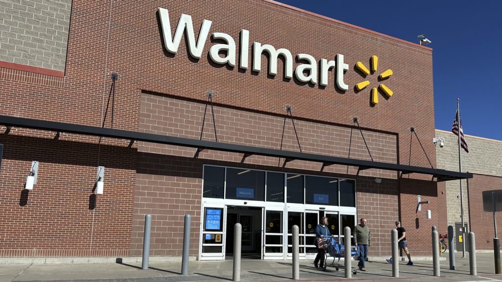 Walmart despide a cientos de empleados y pide a otros que se reubiquen: NPR