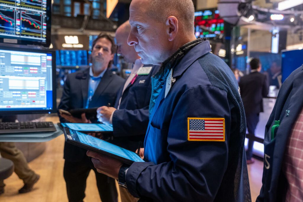 Las acciones se mantienen estancadas y el Dow Jones apunta a alcanzar los 40.000 puntos