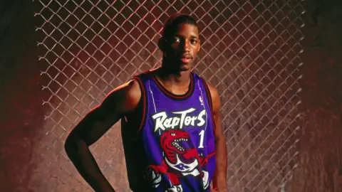 Getty Images La número 1, Tracy McGrady de los Toronto Raptors, posa para una selfie durante la sesión de fotos de Novato del Año de la NBA de 1997 en septiembre de 1997 en el Leesburg YMCA en Leesburg, Virginia. 
