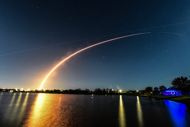 Un cohete SpaceX Falcon 9 se dirige al sureste sobre Viera después del despegue desde la Estación de la Fuerza Espacial de Cabo Cañaveral el miércoles 22 de mayo de 2024. El cohete transporta 23 satélites Starlink.  Craig Bailey/Florida Today a través de USA TODAY Network
