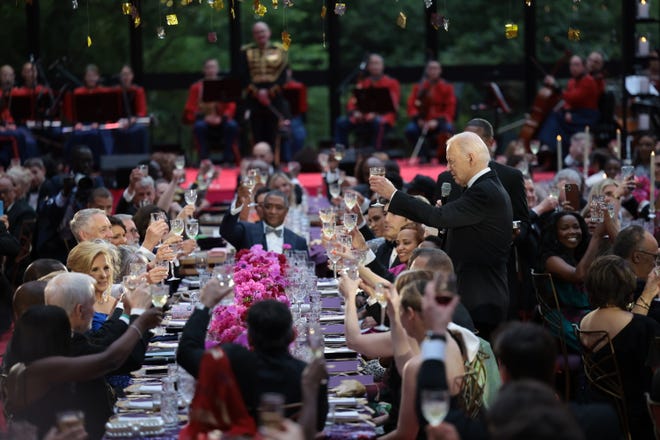 El presidente Joe Biden brinda con el presidente de Kenia William Ruto durante una cena de estado en la Casa Blanca el 23 de mayo de 2024 en Washington, D.C.