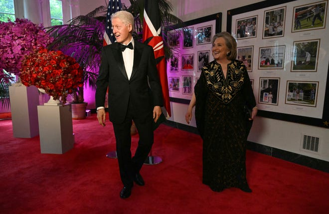 Bill Clinton, el 42º Presidente de los Estados Unidos, y su esposa Hillary Rodham Clinton, la 67ª Secretaria de Estado de los Estados Unidos, llegan a la Librería de la Casa Blanca para una cena de estado con el Presidente de Kenia en la Casa Blanca en Washington, D.C., el 23 de mayo.  2024.