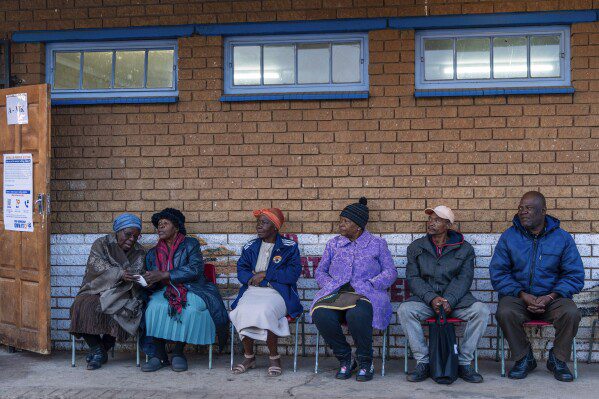 Los votantes hacen fila para emitir su voto el miércoles 29 de mayo de 2024 en las elecciones generales en Soweto, Sudáfrica.  Los votantes sudafricanos emitieron sus votos en unas elecciones consideradas las más importantes en su país en 30 años, una elección que puede colocarlos en territorio inexplorado en la corta historia de su democracia, ya que el dominio de tres décadas del ANC se ha convertido en el blanco de las primeras críticas. elecciones.  Una nueva generación de descontento en un país de 62 millones de habitantes, de los cuales se estima que la mitad vive en la pobreza.  (Foto AP/Jerome Delay)