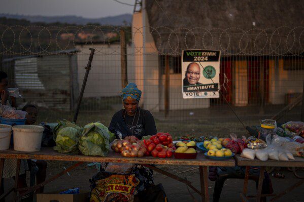 La mano de una mujer está etiquetada después de emitir su voto el miércoles 29 de mayo de 2024 durante las elecciones generales en Nkandla, KwaZulu-Natal, Sudáfrica.  Los votantes sudafricanos emitieron sus votos en unas elecciones consideradas las más importantes en su país en 30 años, una elección que puede colocarlos en territorio inexplorado en la corta historia de su democracia, ya que el dominio de tres décadas del ANC se ha convertido en el blanco de las primeras críticas. elecciones.  Una nueva generación de descontento en un país de 62 millones de habitantes, de los cuales se estima que la mitad vive en la pobreza.  (Foto AP/Emilio Morenatti)