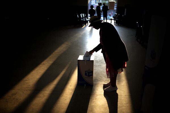 Una mujer vota en un colegio electoral durante las elecciones generales en Ishoe, Sudáfrica, el miércoles 29 de mayo de 2024. Los sudafricanos están votando en lo que se considera la elección más importante de su país en 30 años, y que podría colocarlos en la oscuridad En la corta historia de su democracia, el dominio del... Durante tres décadas, el Congreso Nacional Africano ha sido el blanco de una nueva generación de descontento en un país de 62 millones de habitantes, de los cuales se estima que la mitad. vivir en pobreza.  (Foto AP/Emilio Morenatti)