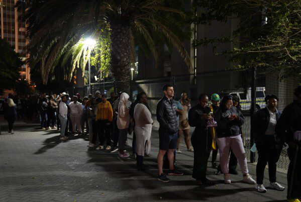 La gente hace fila después del anochecer para emitir su voto en un colegio electoral en Ciudad del Cabo, Sudáfrica, el miércoles 29 de mayo de 2024. Los sudafricanos votaron el miércoles en escuelas, centros comunitarios y en grandes tiendas de campaña blancas instaladas en campos abiertos durante las elecciones del país. .  Como el más importante de su país desde el fin del apartheid hace 30 años.  Podría colocar a la democracia emergente en un territorio inexplorado.  (Foto AP/Nardus Engelbrecht)