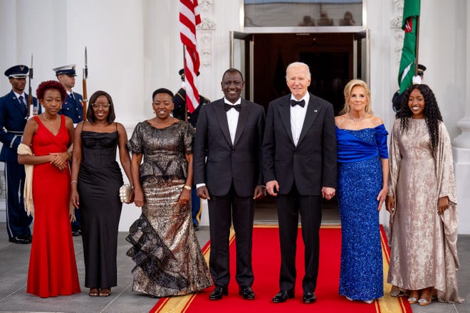 El presidente Joe Biden y la primera dama Jill Biden posan con el presidente de Kenia William Ruto, su esposa Rachel Ruto y sus hijos cuando llegan a una cena de estado en la Casa Blanca el 23 de mayo de 2024 en Washington, DC.