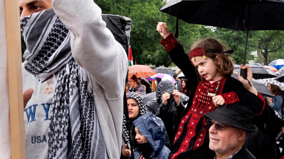Cientos de manifestantes pro palestinos se reúnen bajo la lluvia en la capital para conmemorar el presente y el doloroso pasado